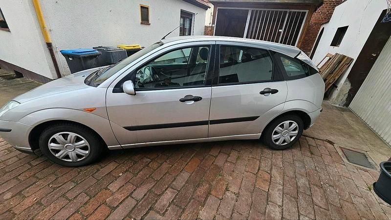 Second-hand Ford Focus 100 CP (73 kW) 2004 Argintiu Hatchback