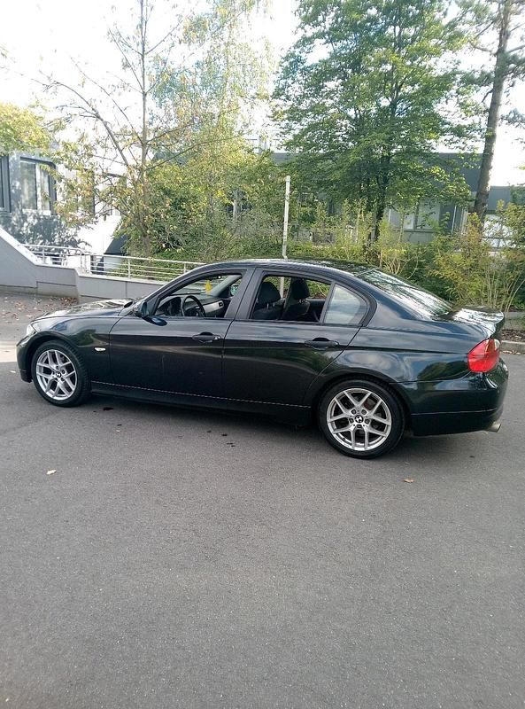 Schwarz Gebraucht 2006 BMW 318 Limousine | 1.100 € (Superpreis) - Bild 1/4