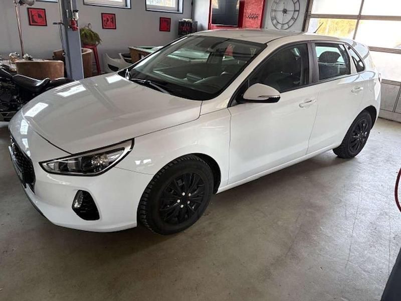 Gebraucht Hyundai i30 Select 99 PS (72 kW) 2018 Polar white / sol Limousine