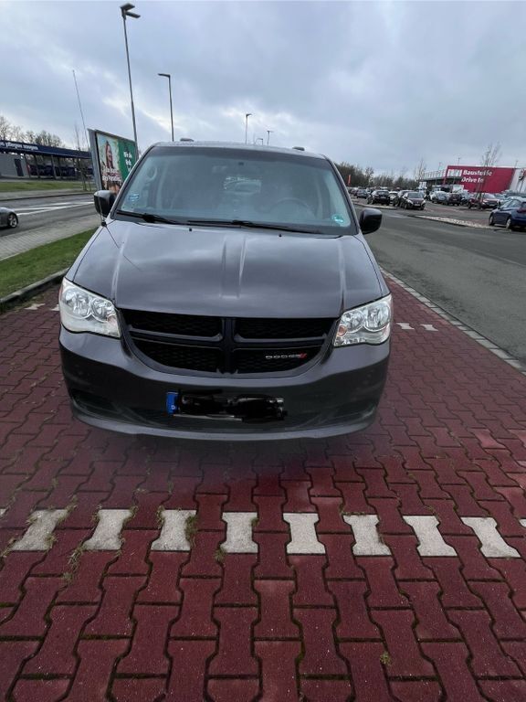 Grau Gebraucht 2015 Dodge Grand Caravan Van / Kleinbus | 15.300 € - Bild 1/4