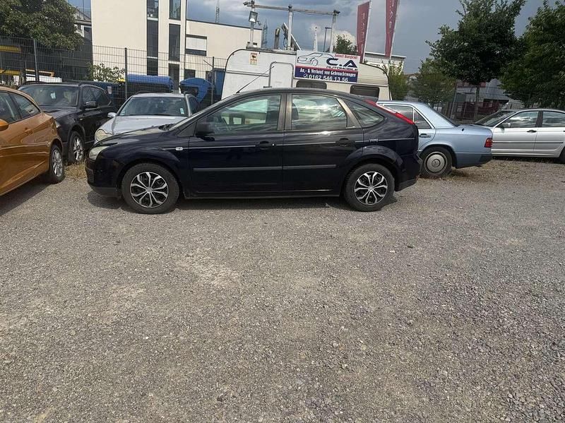 Marineblau Gebraucht 2006 Ford Focus Trend Kleinwagen | 1.300 € (Fairer Preis) - Bild 1/4