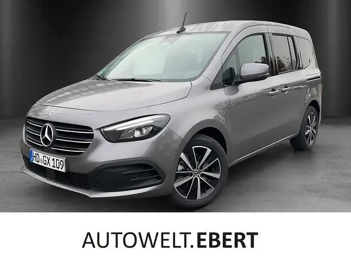 Chromitgrau Gebraucht 2024 Mercedes 180 Progressive Limousine | 33.915 € (Teuer) - Bild 1/4