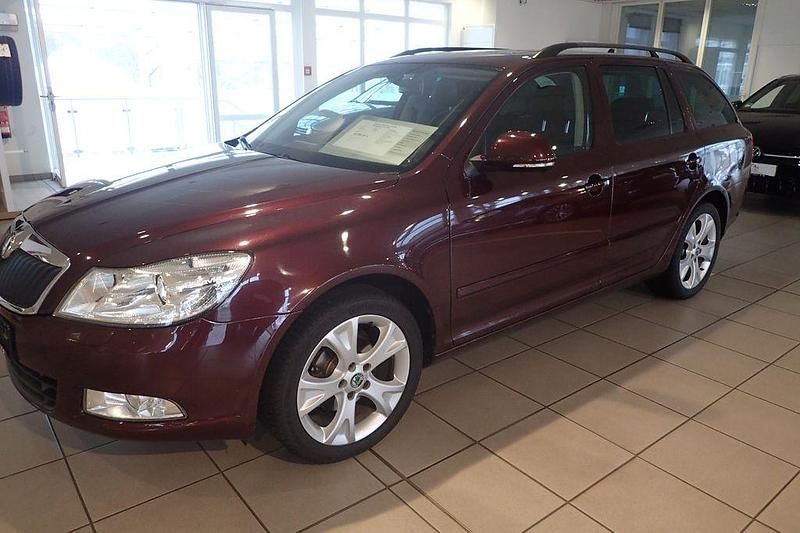 Rot Gebraucht 2013 Skoda Octavia Elegance Kombi | 10.990 € (Etwas zu teuer) - Bild 1/4