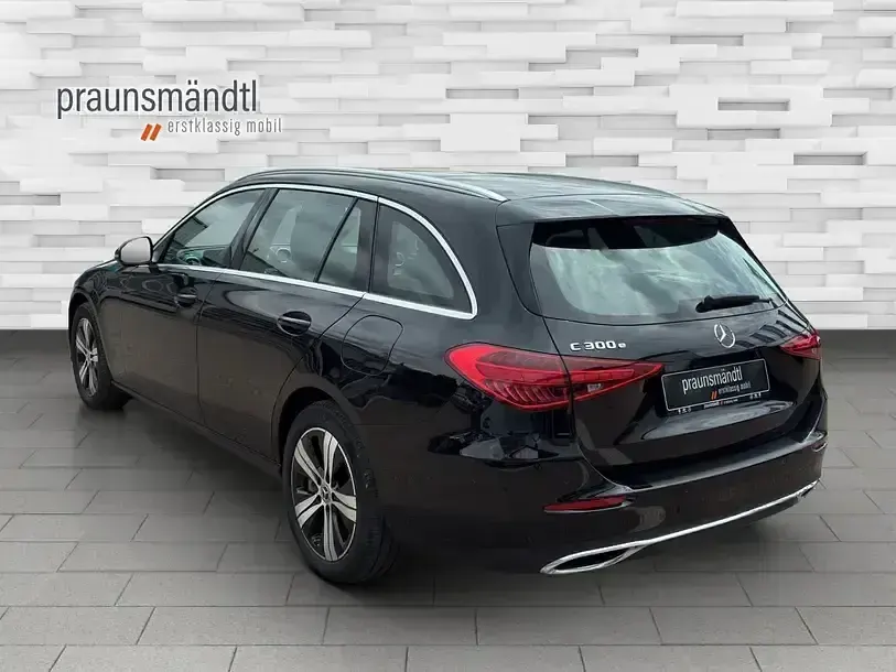 Gebraucht Mercedes C300e Avantgarde 313 PS (230 kW) 2023 Schwarz Limousine