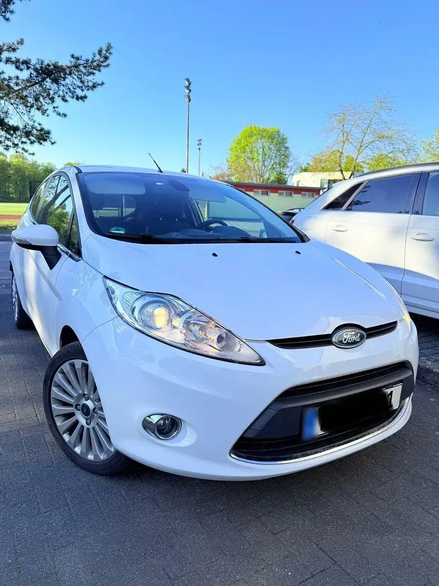 Gebraucht Ford Fiesta Titanium 82 PS (60 kW) 2010 Weiß Limousine