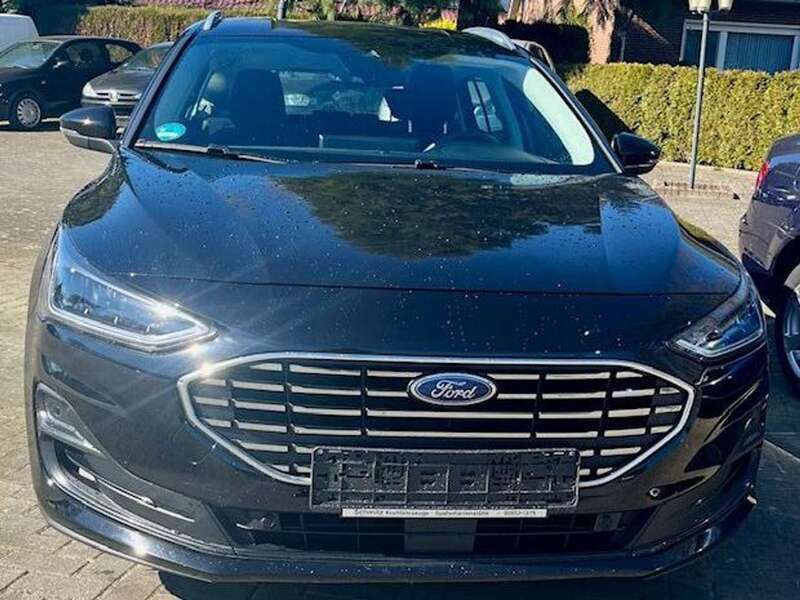 Obsidianschwarz metallic Gebraucht 2023 Ford Focus Titanium Kombi | 18.799 € (Superpreis) - Bild 1/4