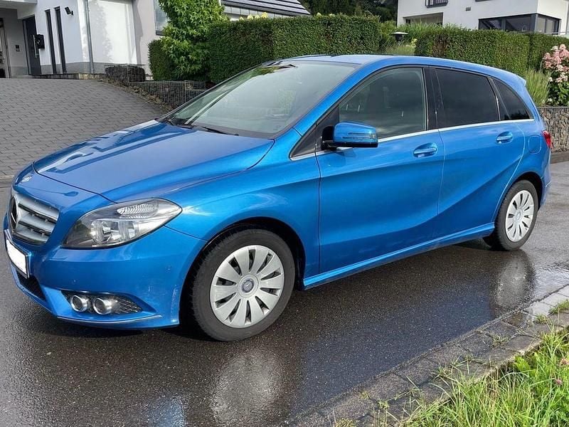 Blau Gebraucht 2013 Mercedes B200 Van / Kleinbus | 14.290 € (Guter Preis) - Bild 1/4