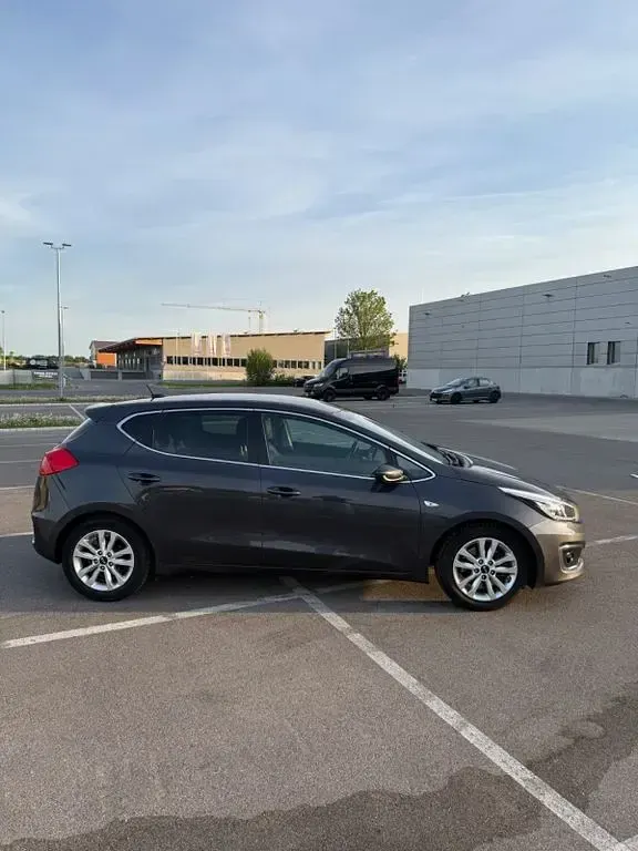 Używany Kia Ceed DREAM-TEAM Edition 101 KM (74 kW) 2016 Szary Hatchback