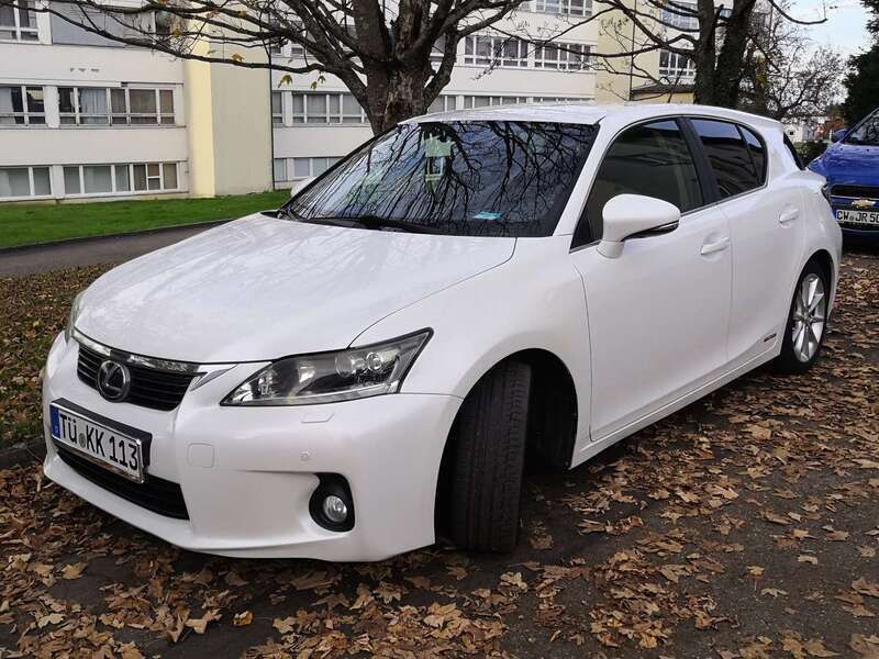 Weiß Gebraucht 2012 Lexus CT200h Dynamic Line Limousine | 14.450 € - Bild 1/4