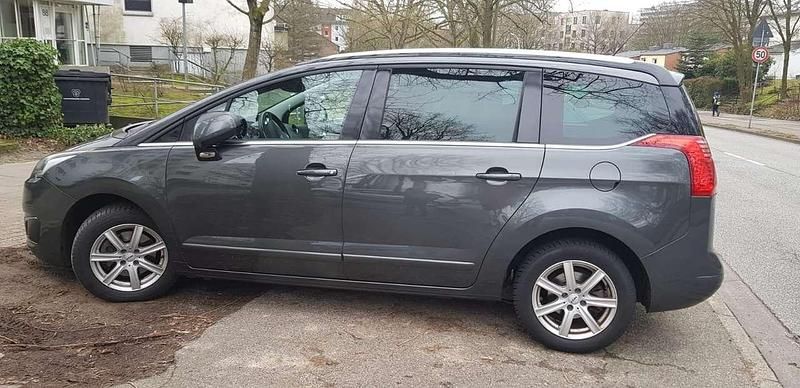 Grau Gebraucht 2016 Peugeot 5008 Van / Kleinbus | 9.000 € (Teuer) - Bild 1/4