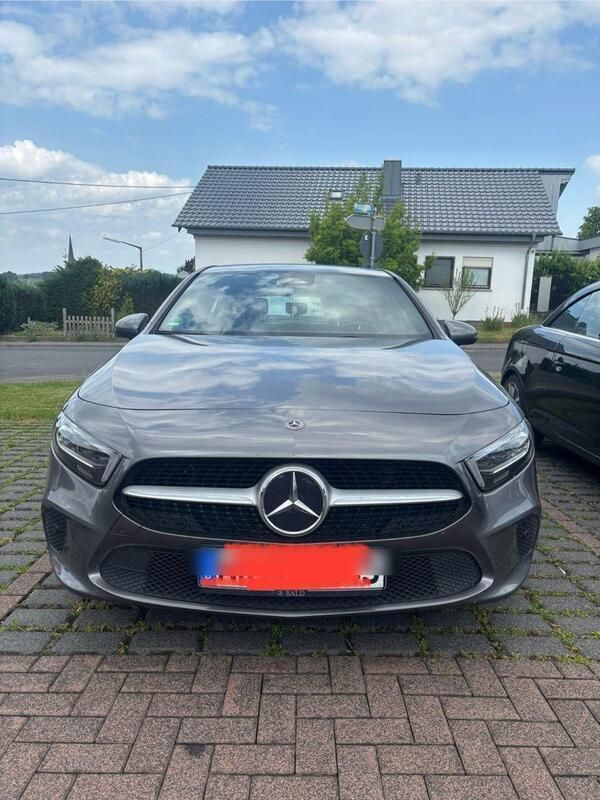 Grau Gebraucht 2020 Mercedes A180 Limousine | 17.000 € - Bild 1/4