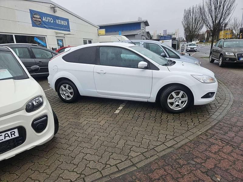 Gebraucht Ford Focus Viva 101 PS (74 kW) 2010 Frostweiß Kleinwagen