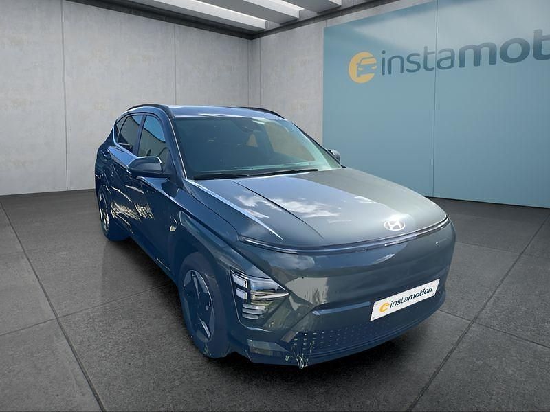Grün Neu 2025 Hyundai Kona SUV | 41.949 € (Teuer) - Bild 1/4