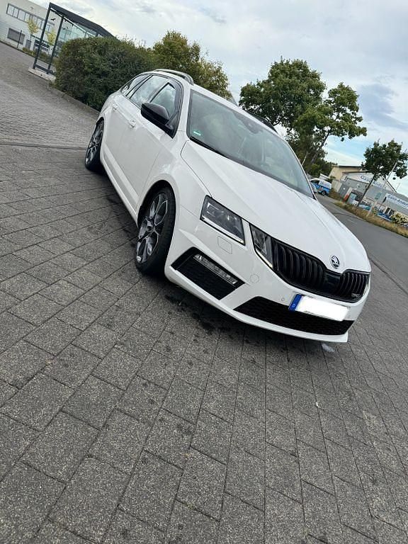 Weiß Gebraucht 2017 Skoda Octavia RS Kombi | 18.000 € (Fairer Preis) - Bild 1/4