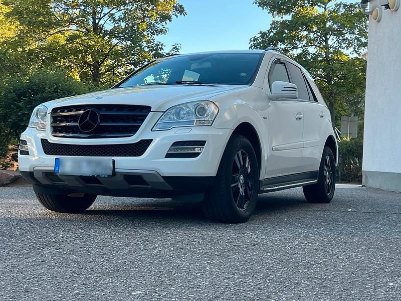 Weiß Gebraucht 2010 Mercedes ML300 SUV | 10.700 € (Etwas zu teuer) - Bild 1/4