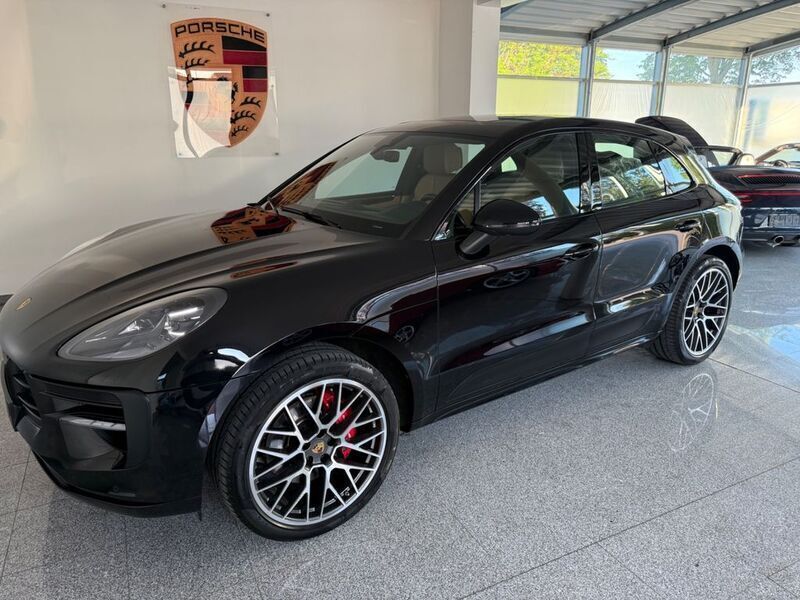 Tiefschwarzmetallic Gebraucht 2020 Porsche Macan SUV | 62.980 € (Guter Preis) - Bild 1/4