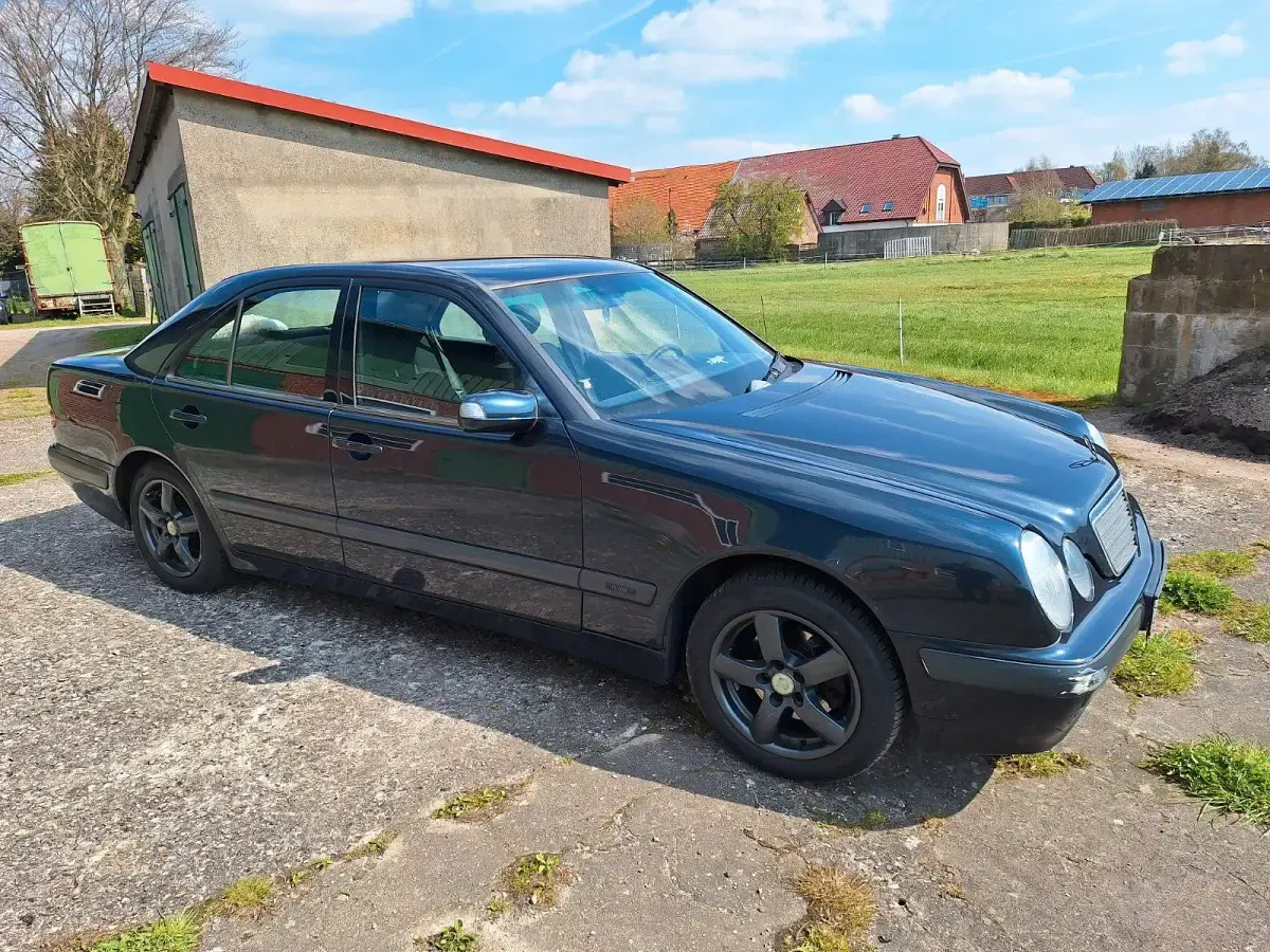 Gebraucht Mercedes E220 143 PS (105 kW) 2001 Blau Limousine