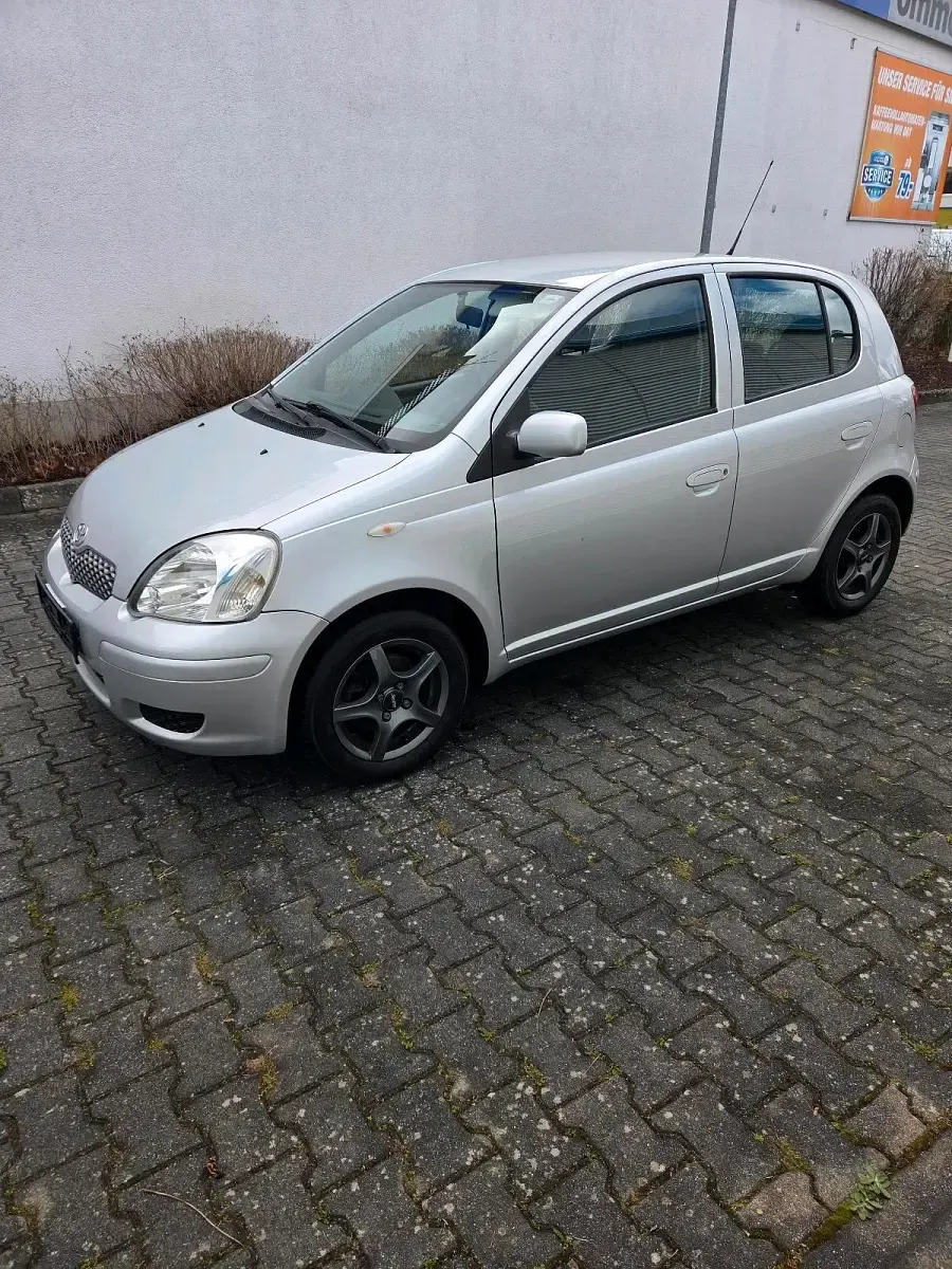 Gebraucht Toyota Yaris 60 PS (44 kW) 2005 Silber Limousine