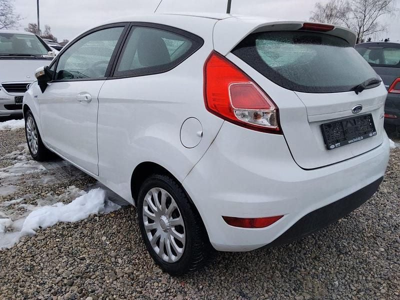 Gebraucht Ford Fiesta Trend 65 PS (47 kW) 2015 Weiß Limousine