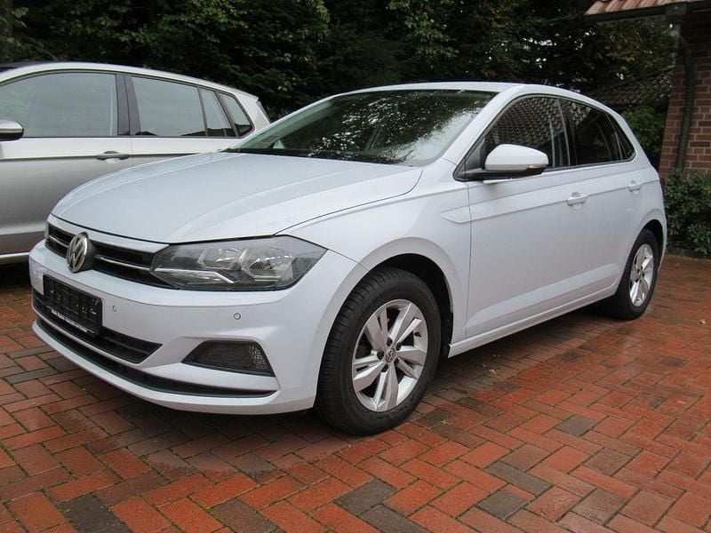 Weiß Gebraucht 2018 VW Polo Comfortline Limousine | 7.875 € (Guter Preis) - Bild 1/4