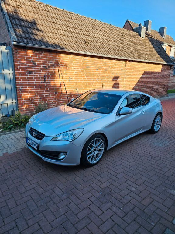 Grau Gebraucht 2011 Hyundai Genesis Coupé | 11.000 € (Fairer Preis) - Bild 1/4