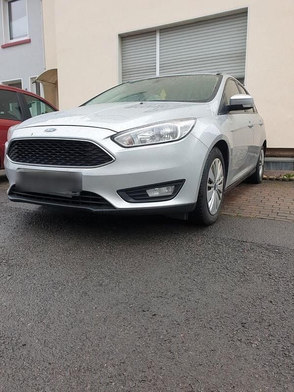 Grau Gebraucht 2015 Ford Focus Trend Kombi | 5.600 € (Fairer Preis) - Bild 1/4