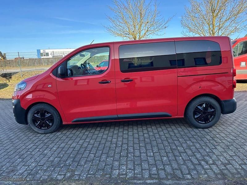 Gebraucht Opel Vivaro 144 PS (105 kW) 2021 Fire red(126p)flame red ra3000 Van / Kleinbus