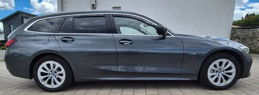 Gebraucht BMW 330e Advantage 292 PS (214 kW) 2021 Grau Kombi