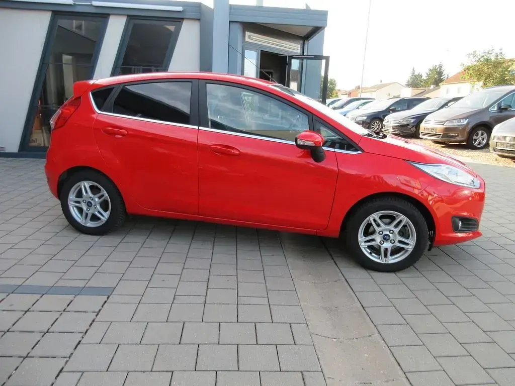 Gebraucht Ford Fiesta Titanium 125 PS (91 kW) 2014 Rot Kleinwagen