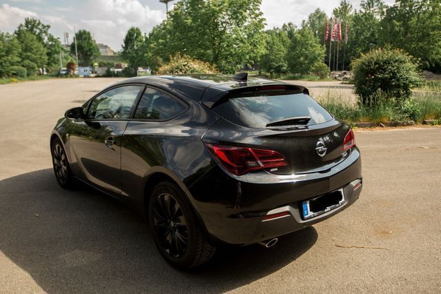 Gebraucht Opel Astra GTC 140 PS (102 kW) 2015 Schwarz Limousine