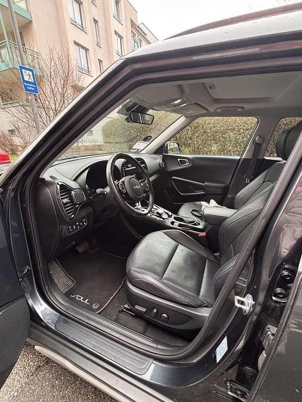 Grau Gebraucht 2022 Kia Soul EV Spirit SUV | 28.000 € (Teuer) - Bild 1/3