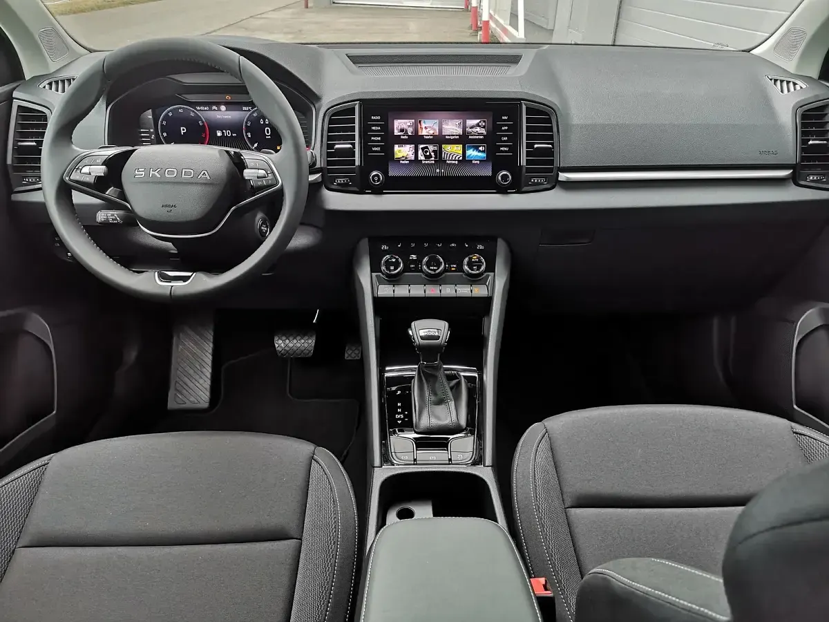 Neu Skoda Karoq Selection 190 PS (139 kW) 2026 Black magic perleffekt SUV