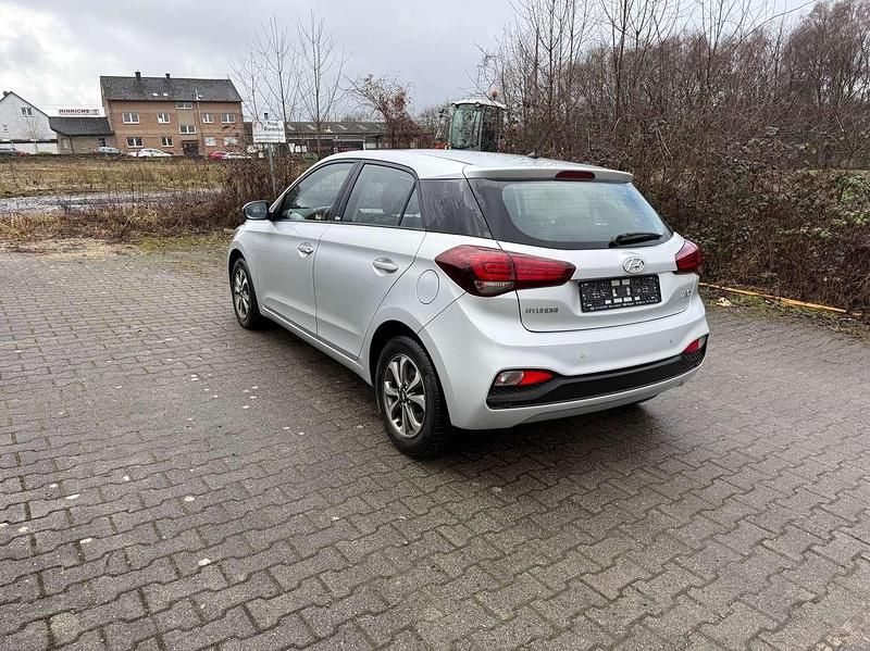 Gebraucht Hyundai i20 Trend 101 PS (74 kW) 2020 Silber Kleinwagen