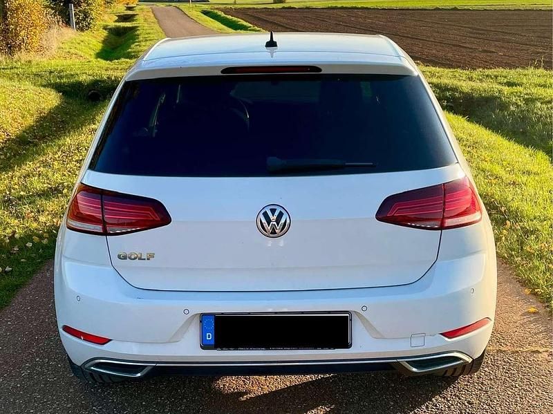 Gebraucht VW Golf VII Highline 150 PS (110 kW) 2018 Weiß Kleinwagen