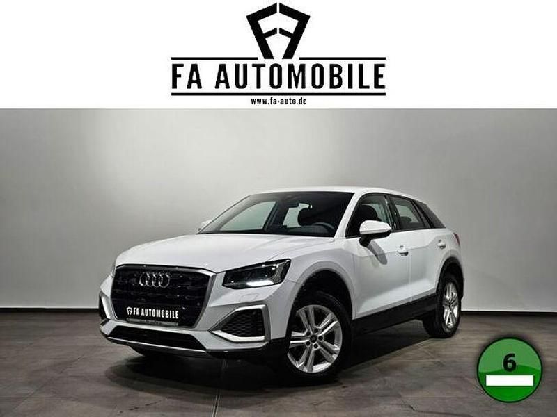 Gletscherweiß metallic (metallic) Gebraucht 2024 Audi Q2 Sport SUV | 28.490 € (Fairer Preis) - Bild 1/4