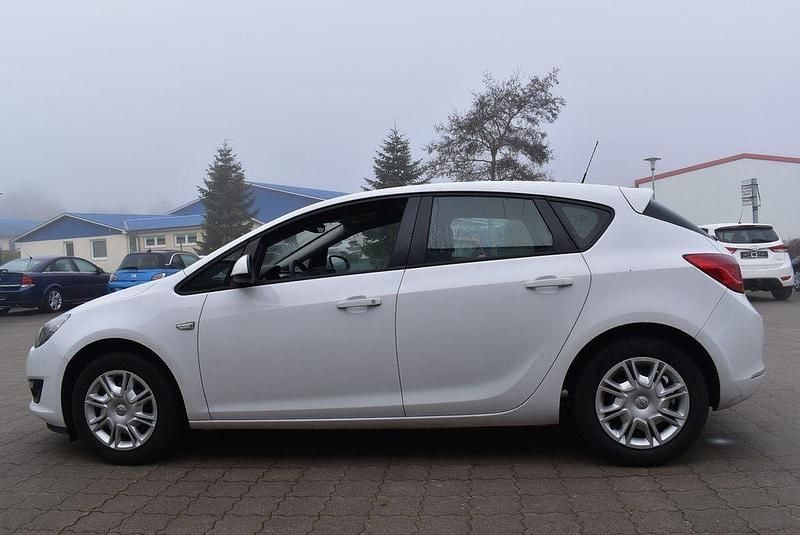Gebraucht Opel Astra Selection 116 PS (85 kW) 2015 Weiß Limousine