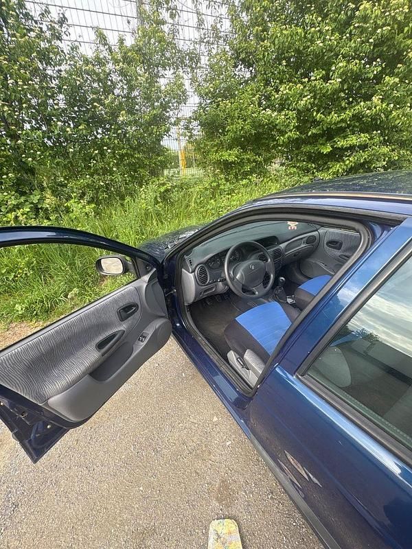 Blau Gebraucht 2001 Renault Mégane GrandTour Kombi | 1.500 € - Bild 1/4