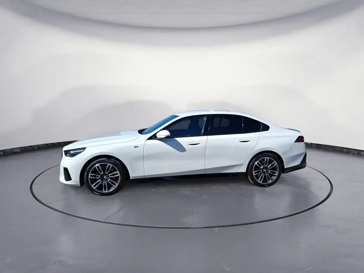 Käytetty BMW 520 M Sport 208 HP (152 kW) 2025 Sedan
