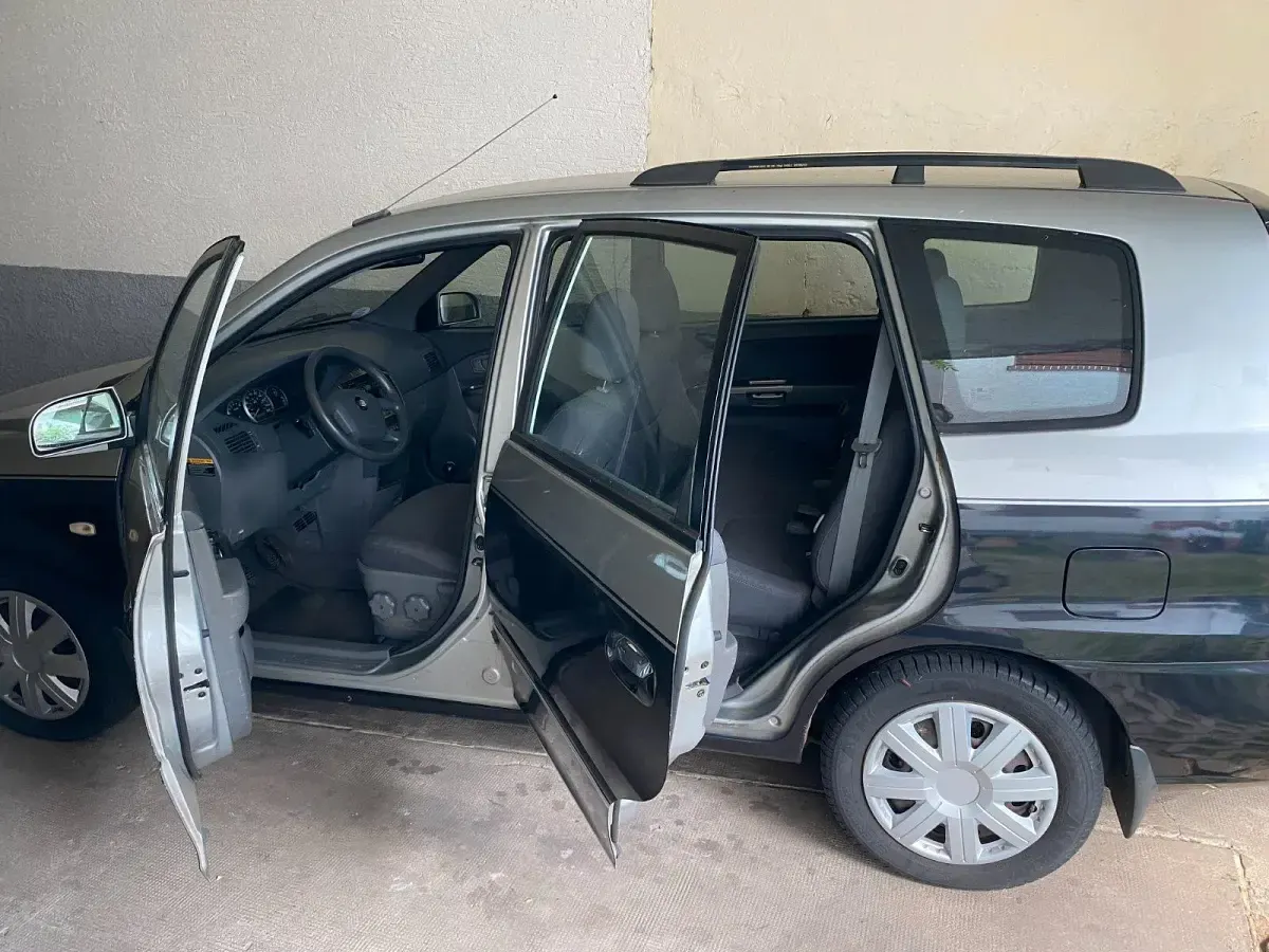 Gebraucht Kia Carens 139 PS (102 kW) 2005 Silber Van / Kleinbus