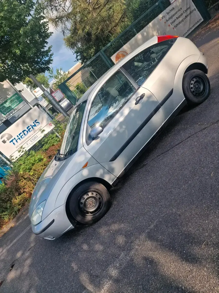 Usata Ford Focus 100 CV (73 kW) 2002 Argento Utilitaria