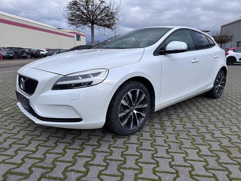 Weiß Gebraucht 2018 Volvo V40 Linje Svart Limousine | 15.980 € (Fairer Preis) - Bild 1/4