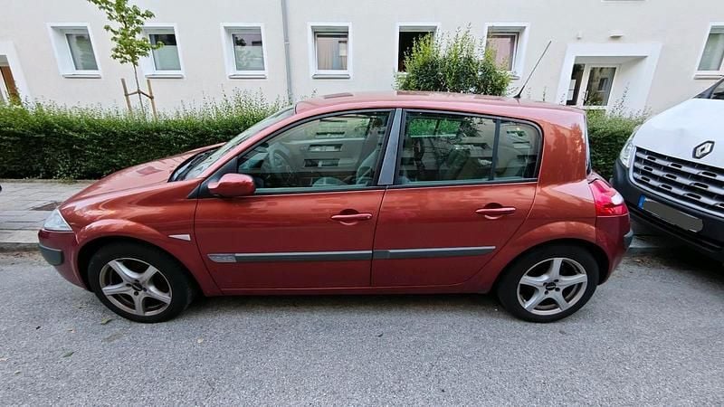 Rot Gebraucht 2006 Renault Mégane II Limousine | 1.000 € (Superpreis) - Bild 1/4