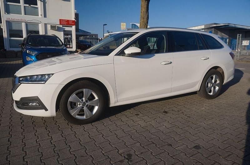 Weiß Gebraucht 2022 Skoda Octavia Style Limousine | 19.950 € (Guter Preis) - Bild 1/4