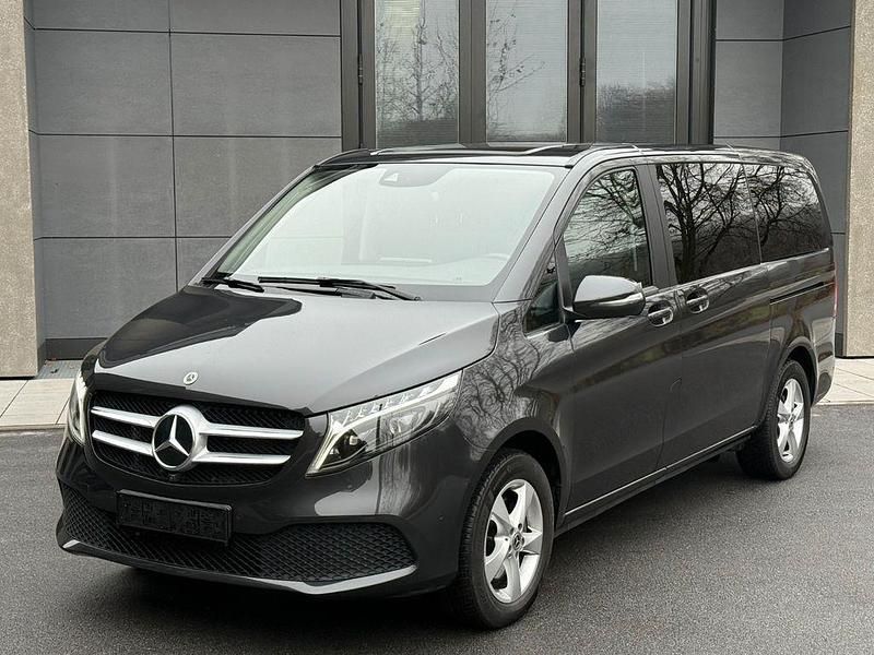 Grau Gebraucht 2024 Mercedes V220 Van / Kleinbus | 50.880 € (Fairer Preis) - Bild 1/4
