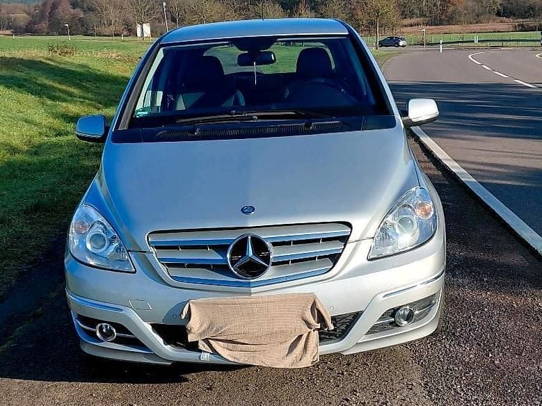 Gebraucht Mercedes B200 140 PS (102 kW) 2011 Silber Van / Kleinbus