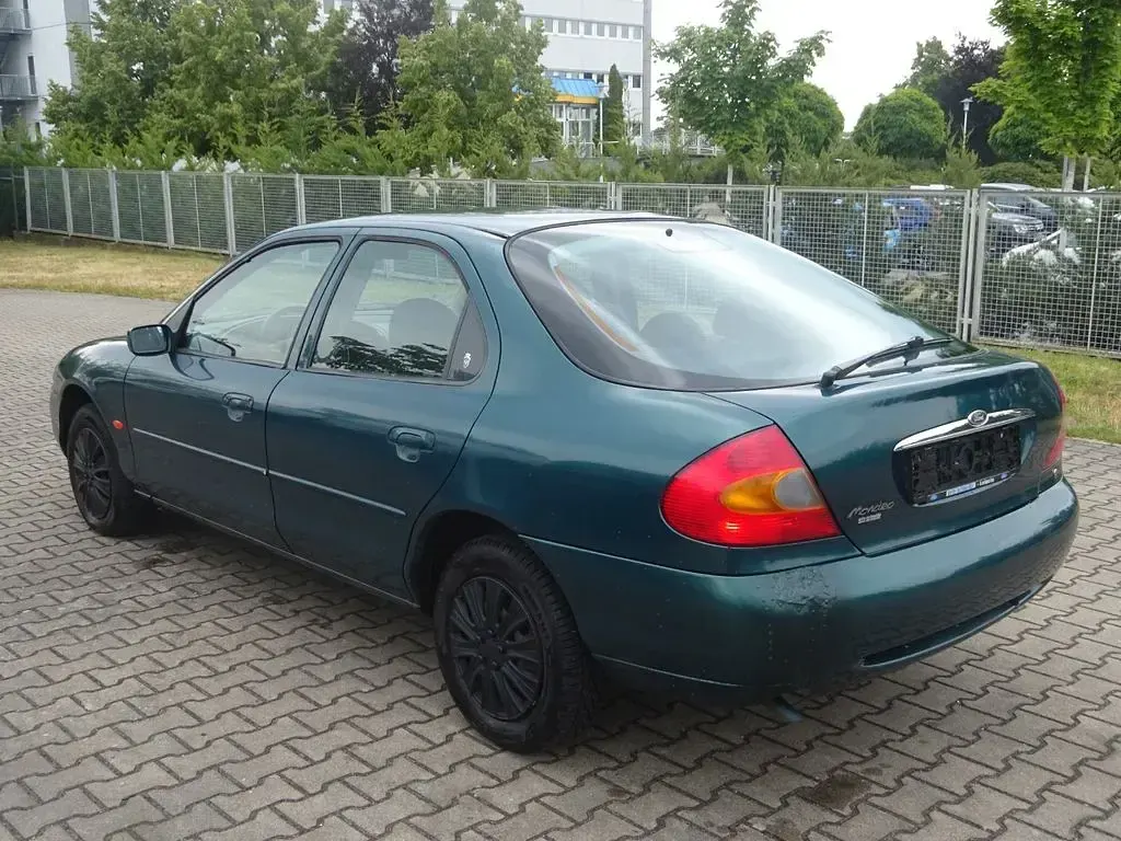 Gebraucht Ford Mondeo Ghia 116 PS (85 kW) 1997 Grün Limousine
