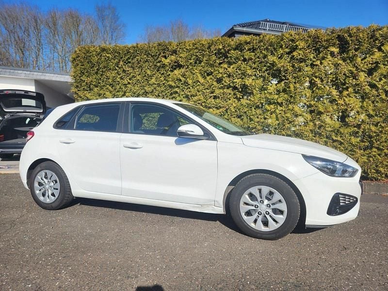 Gebraucht Hyundai i30 115 PS (84 kW) 2021 Weiß Limousine