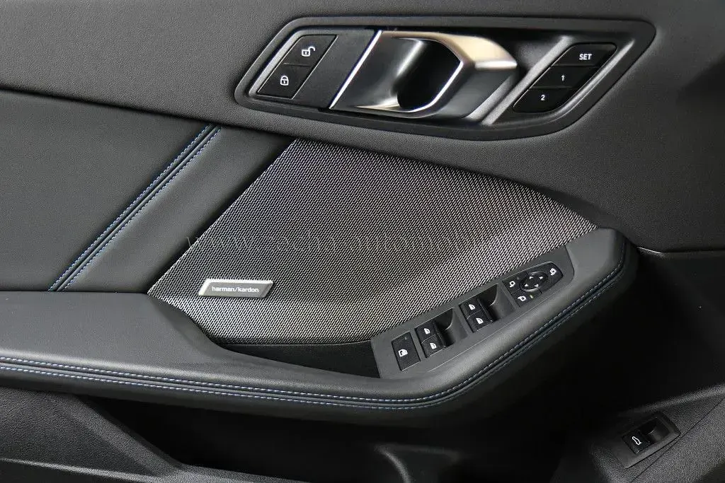 Gebraucht BMW 120 Performance 150 PS (110 kW) 2024 Skyscraper grau (c4w) Kleinwagen