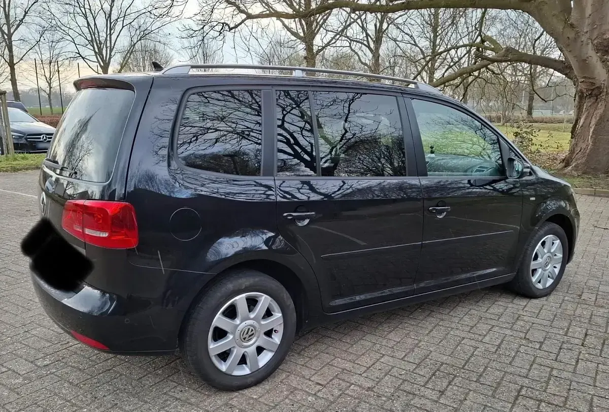 Gebraucht VW Touran Edition 105 PS (77 kW) 2014 Schwarz Van / Kleinbus