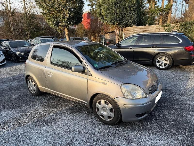 Grau Gebraucht 2005 Toyota Yaris Sol Kleinwagen | 999 € (Superpreis) - Bild 1/4